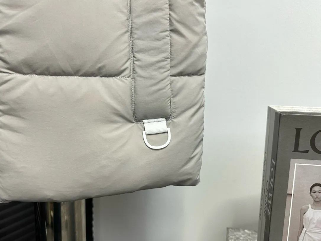 P490 【CANADA GOOSE】PASTELS white label series down vest. The white label series is a capsule limited series and the most popular PASTELS series this year. The chest labels are all white badges with pure silicone texture. The pattern has a strong contrast between concave and convex. The topographic map of Canada on the badge is lifelike. The plastic material used for currency logos on the market is very hard to the touch! Our original independent order accessories are all one-to-one customized original accessories. The imported YKK zippers have correct teeth, while the teeth of the fake zippers are very thick. The zipper webbing logo is printed with 3M fluorescent printing, and the original custom-made washable label. The placket webbing and wiring details are all restored to the original ones. Size: XS S M L XL XXL